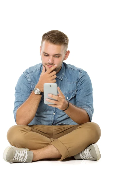 Homme regardez au téléphone portable — Photo