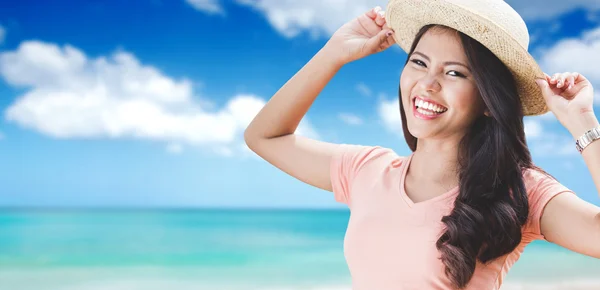 Woman relaxing at beach — Stock Photo, Image