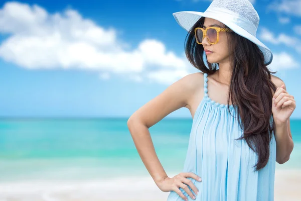 Mujer relajante en la playa — Foto de Stock