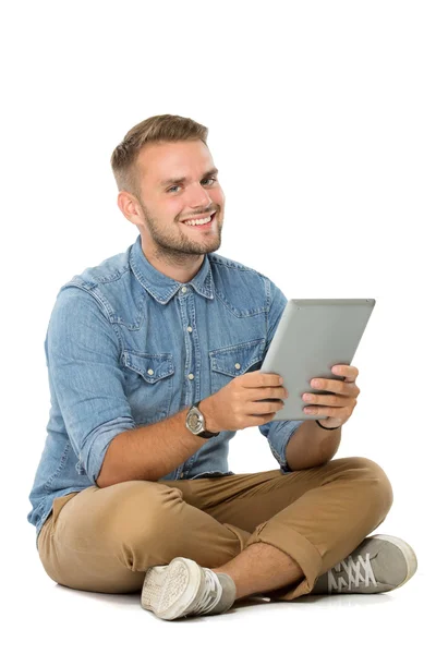 Młody człowiek z komputera typu tablet — Zdjęcie stockowe