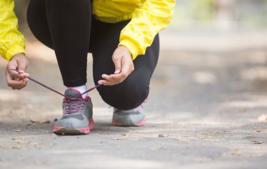 el egzersiz yaparken bağcık bağlama