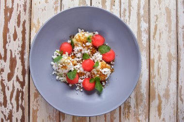 parmesan ve vanilyalı dondurma ile salata