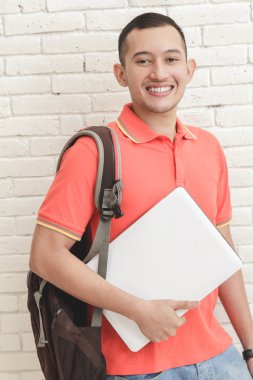 Üniversite öğrencisi dizüstü taşıma