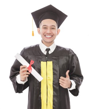 Diploma tutarken gülümseyen adam