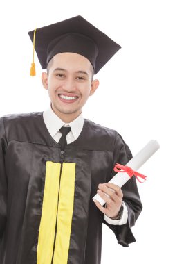 Öğrenci adam holding diploma