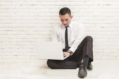 Dizüstü bilgisayarda çalışan iş adamı