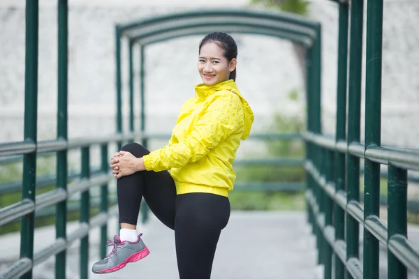 Vrouw uitoefening van buiten — Stockfoto