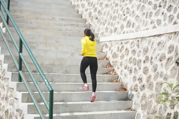 Woman exercising outdoor — Stock Photo, Image