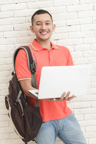 Vysokoškolský student přenášení notebooku — Stock fotografie