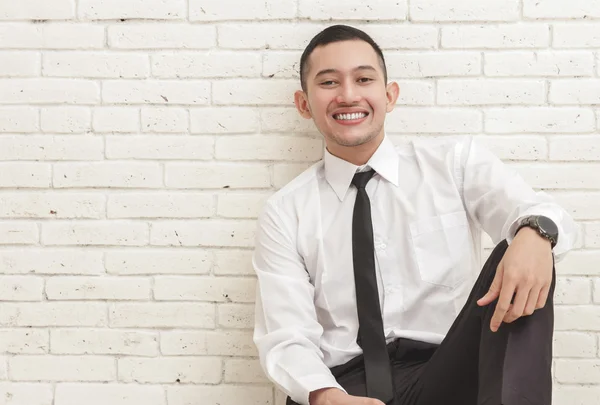 Joven hombre de negocios sonriendo —  Fotos de Stock