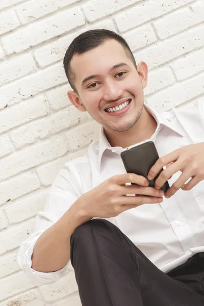 Бизнесмен пишет смс на мобильный телефон — стоковое фото