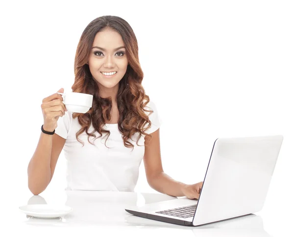 Joven mujer teniendo taza — Foto de Stock