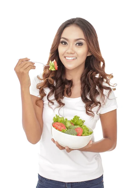 Tjej äter friska grönsaker sallad — Stockfoto