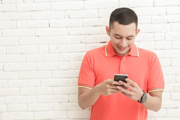 Hombre mensajes de texto en el teléfono móvil — Foto de Stock