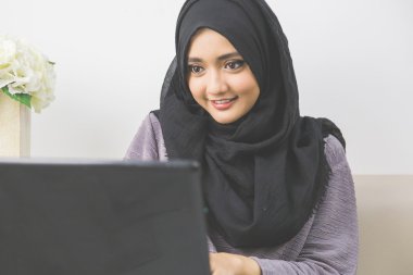 baş scraf dizüstü bilgisayar kullanarak kadında
