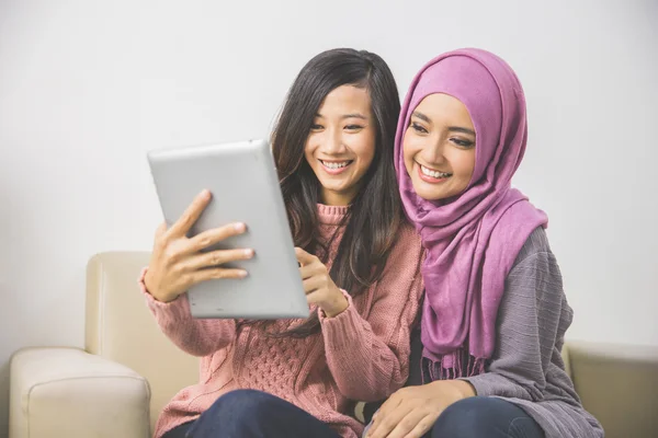 Frauen mit Tablette — Stockfoto