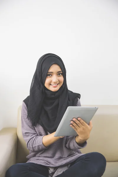 Gadis asia yang cantik dengan komputer tablet — Stok Foto