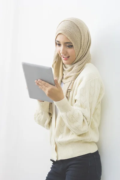 Menina asiática com tablet computador — Fotografia de Stock