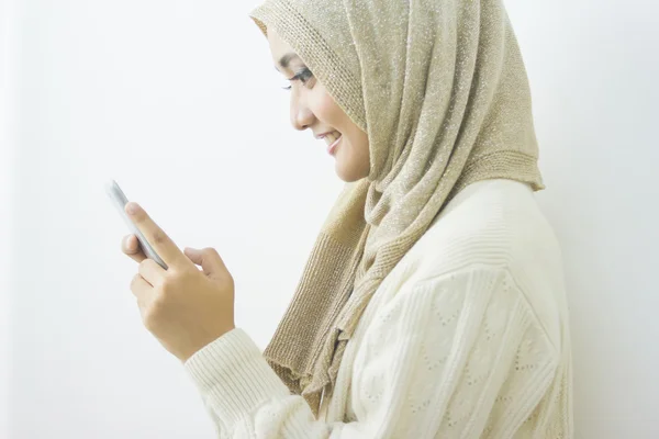 Muslimsk kvinna textilen med smartphone — Stockfoto