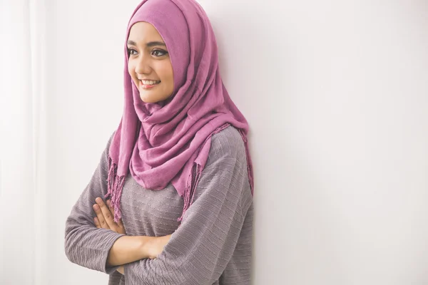 Мусульманка в шарфе на голове улыбается — стоковое фото