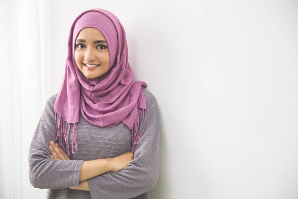 Femme musulmane dans le sourire foulard tête — Photo