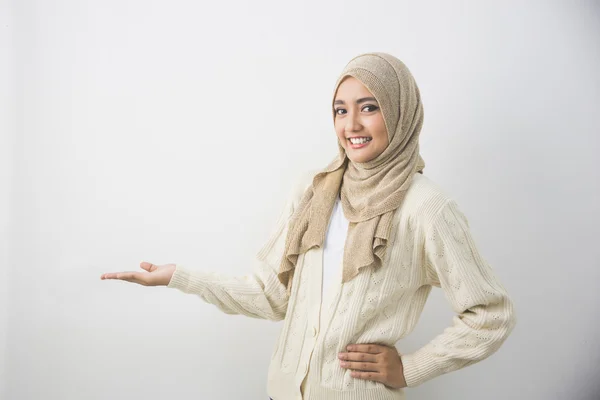 Mujer musulmana mostrando área en blanco —  Fotos de Stock