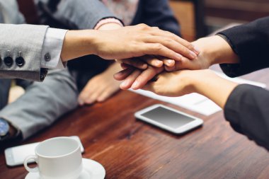 Ekip çalışması eller katılın 