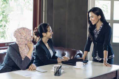 Bir kafede iş görüşmesi. 