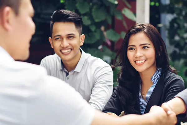 Reunión de negocios creativa en la cafetería — Foto de Stock