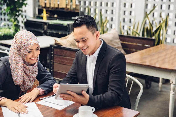 Zakelijke bijeenkomst in een café — Stockfoto