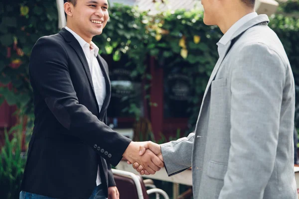 Two happy men shaking hands — Stock Photo, Image