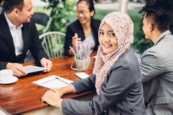 Reunión de negocios en un café —  Fotos de Stock