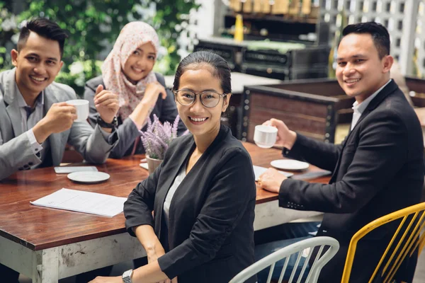 Reunión de negocios en un café —  Fotos de Stock