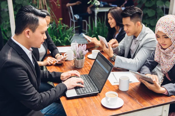 Reunião de negócios em um café — Fotografia de Stock