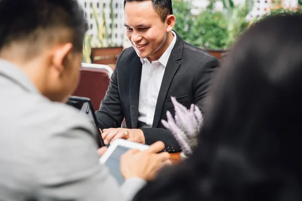 Hombres de negocios sentados en la cafetería — Foto de Stock