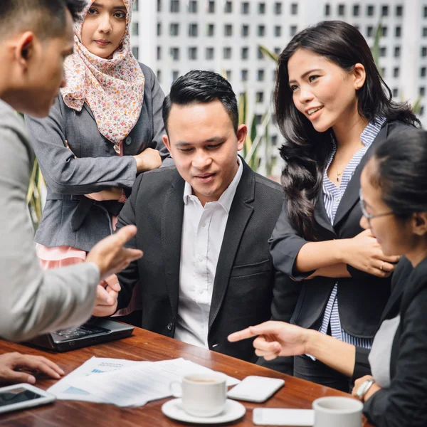 Reunião de negócios em um café — Fotografia de Stock