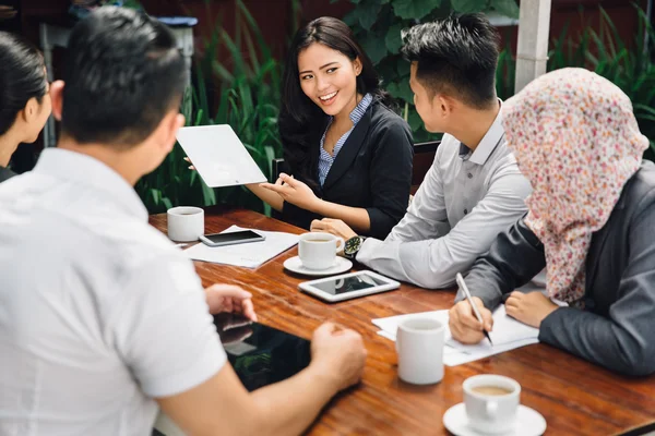 Creatieve zakelijke bijeenkomst in een café — Stockfoto