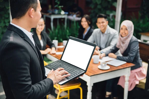 Business folk upptagen presentation på mötet — Stockfoto