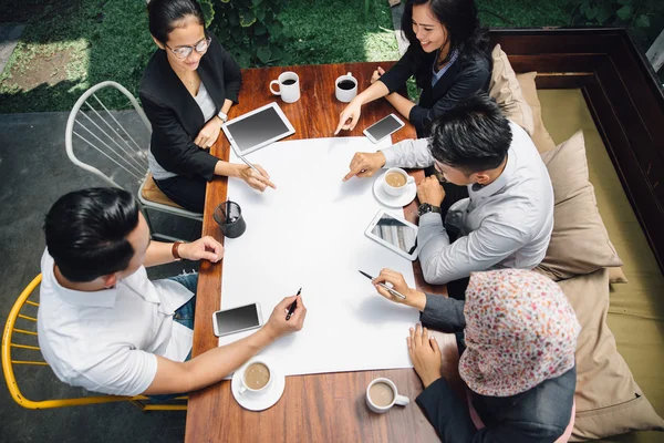 Incontro d'affari creativo in un caffè — Foto Stock