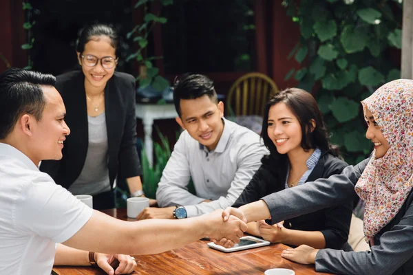 Gente de negocios moviendo las manos — Foto de Stock