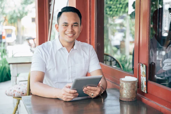 Affärsman med tabletten i café — Stockfoto