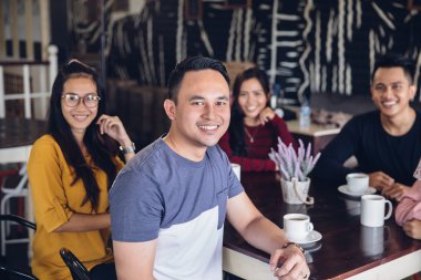 kafede birlikte eğleniyor arkadaşlar