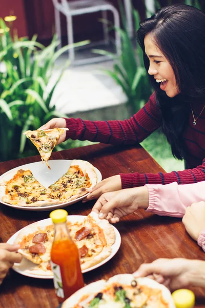 Amici che godono di pasto in ristorante all'aperto — Foto Stock