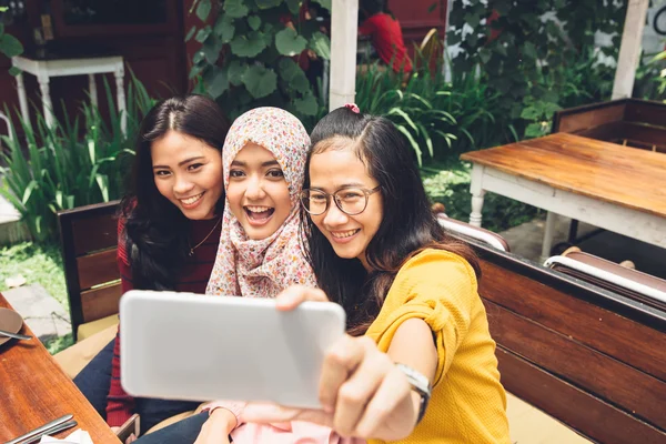 Mujeres haciendo selfie en la cafetería —  Fotos de Stock