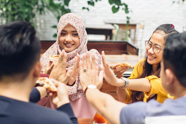 Freunde geben High Five im Café — Stockfoto