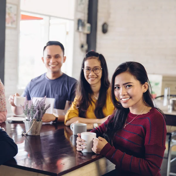 Teman bersenang-senang bersama di kafe — Stok Foto