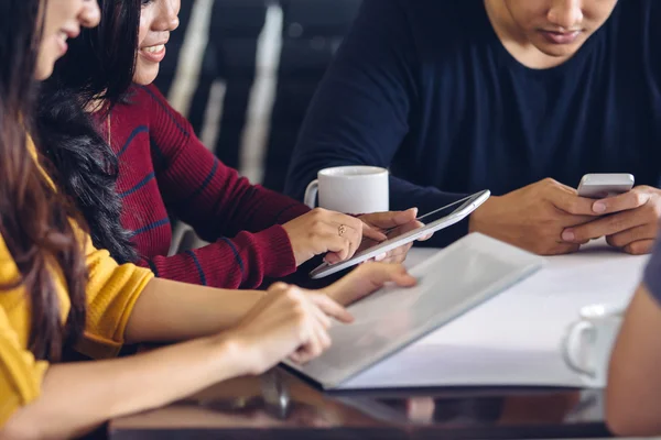 Vrienden in een restaurant met digitale apparaten — Stockfoto