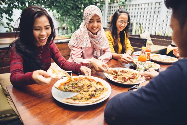 在室外的餐厅中享受用餐的朋友 — 图库照片