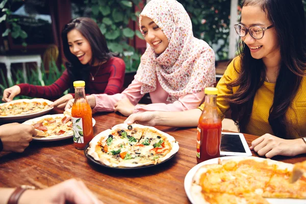 Vänner njuter måltid i restaurangen utomhus — Stockfoto