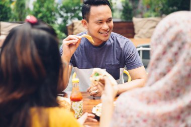 Arkadaşlar açık restoranda yemek keyfi